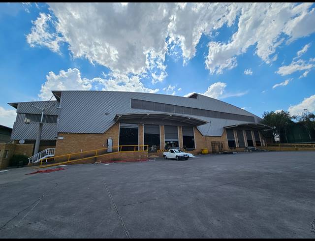 7,671M² WAREHOUSE TO LET IN LONGMEADOW